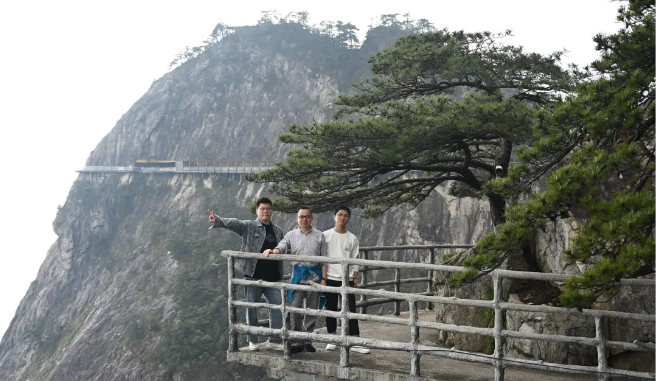 welcome-百乐博风管销售中心员工在安徽明堂山景区照片