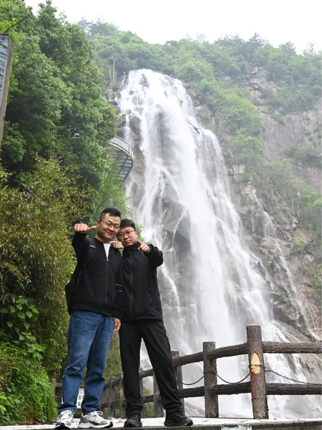 welcome-百乐博风管销售中心员工在安徽明堂山景区照片
